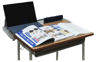 パソコンや本を置いた机